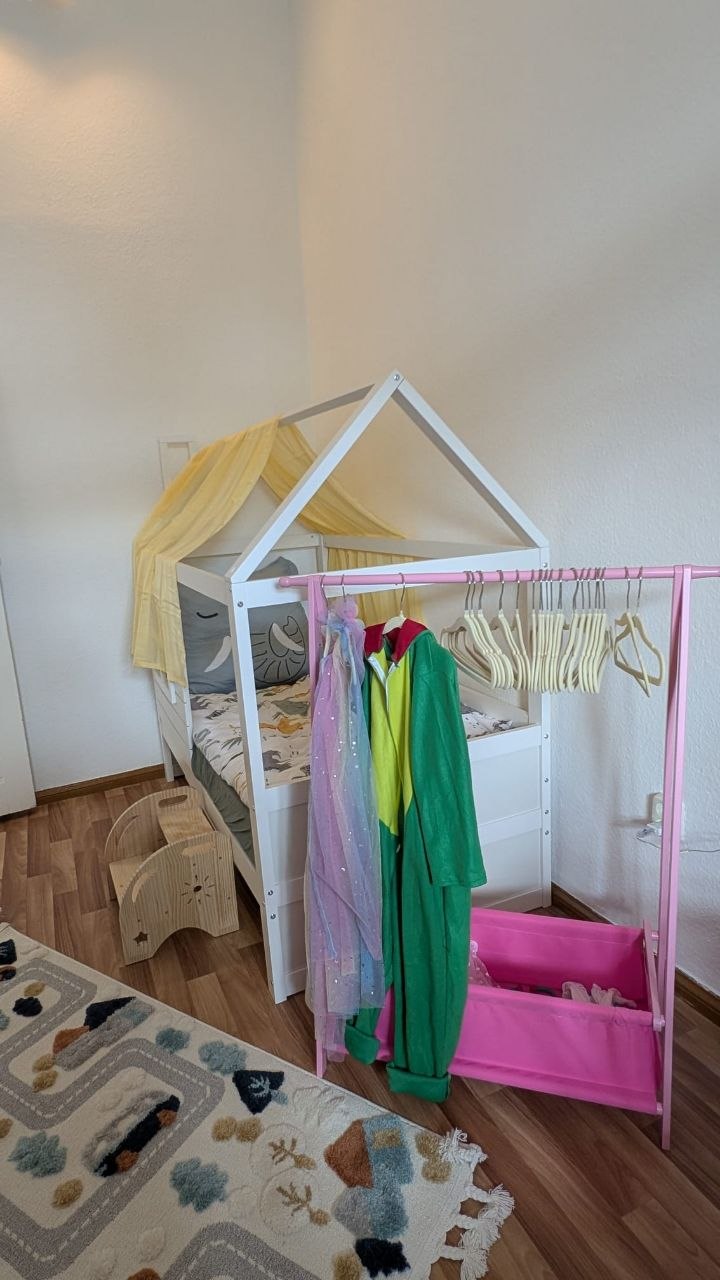 Kinderzimmer mit Hausbett und Verkleidungen